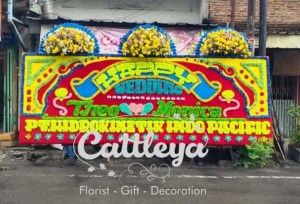 papan bunga gandeng 3 mahkota bunga segar