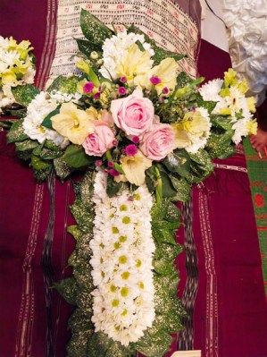 Karangan Bunga Salib